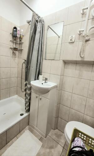 y baño con lavabo, aseo y ducha. en The apartment in strict city center. Self check-in en Cracovia