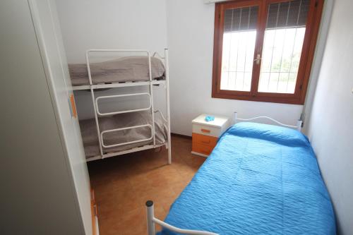 a small room with a bed and a bunk bed at Villa Tatiana appartamento in Rosolina Mare