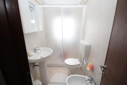 a bathroom with a shower and a toilet and a sink at Villa Tatiana appartamento in Rosolina Mare