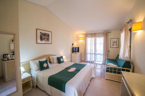 una camera d'albergo con letto e finestra di Albaruja Hotel a Monte Nai