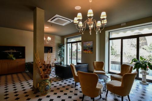 - un hall doté d'une salle d'attente avec des chaises et une table dans l'établissement Hotel Residence Paradiso, à Moneglia