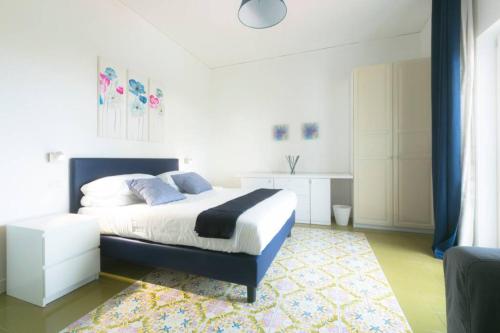 een slaapkamer met een kingsize bed en een tapijt bij Cozy Sorrento Apartment in Sorrento