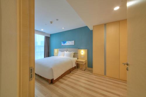 Ένα ή περισσότερα κρεβάτια σε δωμάτιο στο Holiday Inn Express Luoyang Yichuan by IHG