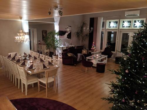 salon z choinką na środku jadalni w obiekcie Villa SUNSET w mieście Malax