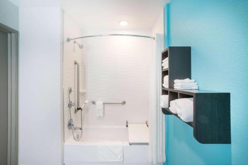bagno con doccia, vasca e lavandino di La Quinta by Wyndham Montgomery a Montgomery