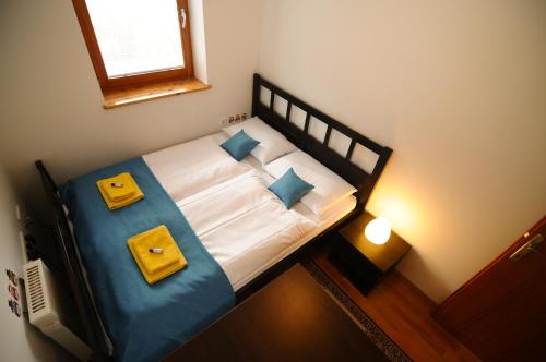 Säng eller sängar i ett rum på Pierta Apartment
