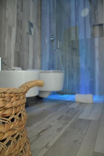 a bathroom with a tub and a sink and a toilet at Quintessenza - Charme Rooms in Vieste