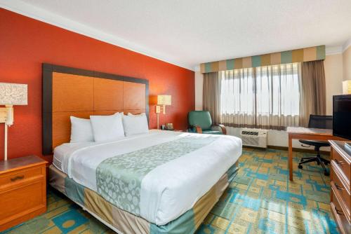 Säng eller sängar i ett rum på La Quinta by Wyndham Seattle Sea-Tac Airport