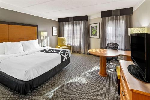 Кровать или кровати в номере La Quinta by Wyndham Macon