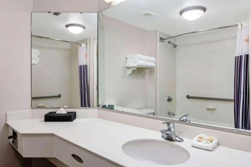 Phòng tắm tại La Quinta by Wyndham Macon