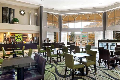 メイコンにあるLa Quinta by Wyndham Maconのレストラン内のテーブルと椅子のあるダイニングルーム