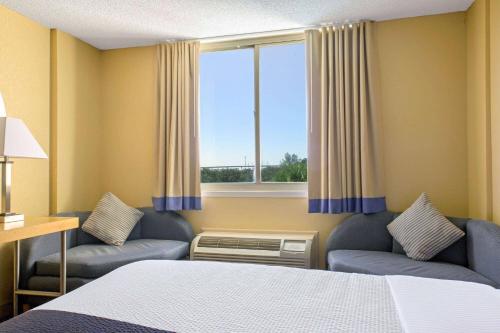 Letto o letti in una camera di La Quinta Inn & Suites by Wyndham Sunrise