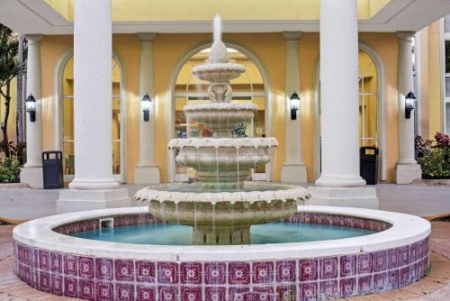 Piscina di La Quinta Inn & Suites by Wyndham Sunrise o nelle vicinanze