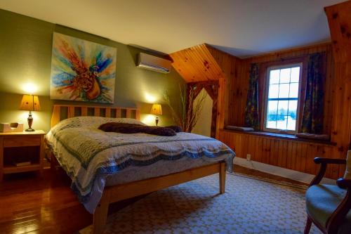 מיטה או מיטות בחדר ב-Enfield Manor Bed&Breakfast and Vacation Rental