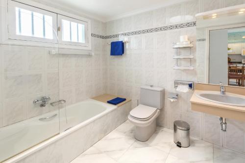 Bathroom sa Conylanza Golf y Mar Suites