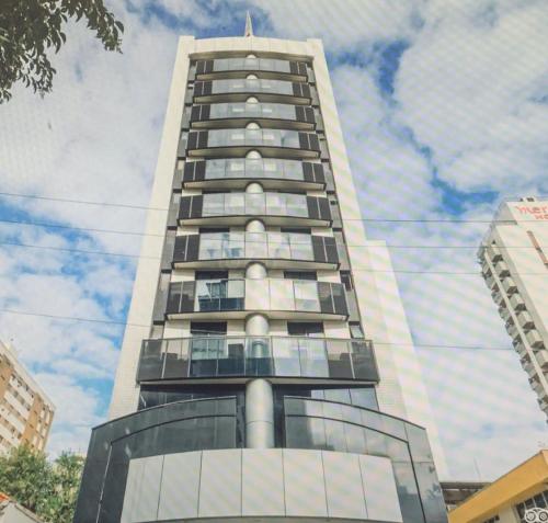 ein hohes Gebäude mit Seitenfenstern in der Unterkunft Jardim Paulista Apartamento com Vista in São Paulo