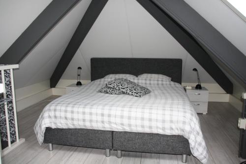 A bed or beds in a room at B&B De Voort Venlo