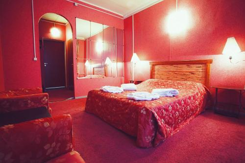 モスクワにあるOtdykh 5 Hotelの赤いベッドルーム(ベッド1台、鏡付)