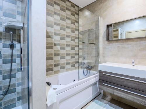 bagno con vasca, lavandino e doccia di V4, Villa Jardins Branqueira3 near Beach, Albufeira ad Albufeira