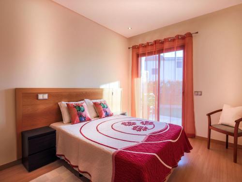 una camera con un grande letto e una finestra di V4, Villa Jardins Branqueira3 near Beach, Albufeira ad Albufeira