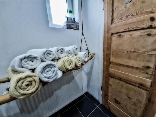 einen Haufen Handtücher auf einem Handtuchhalter im Bad in der Unterkunft Ferienhaus am Horn in Sebnitz