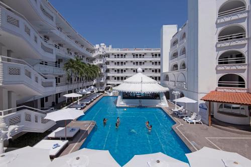 vista sul soffitto di una piscina in un edificio di Hotel Fiesta Mexicana a Manzanillo