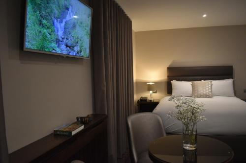 Una cama o camas en una habitación de The Birches Killarney