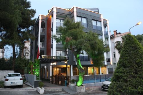 ein Gebäude mit einem davor geparkt in der Unterkunft Antalya Ramona in Antalya