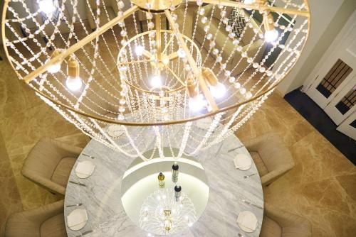 a chandelier in a room with a table at Hotel Boutique Margarita Toluca in Toluca