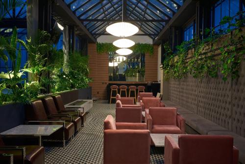 a row of chairs and tables in a restaurant at Hotel Boutique Margarita Toluca in Toluca
