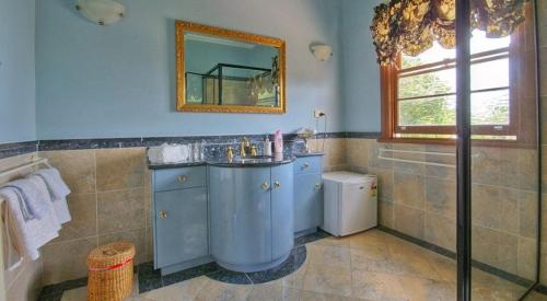a bathroom with a sink and a mirror at Melville House Bed and Breakfast in Lismore