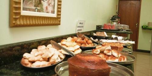 un buffet con molti tipi di dolci e torte di Imperial Hotel a Santa Bárbara