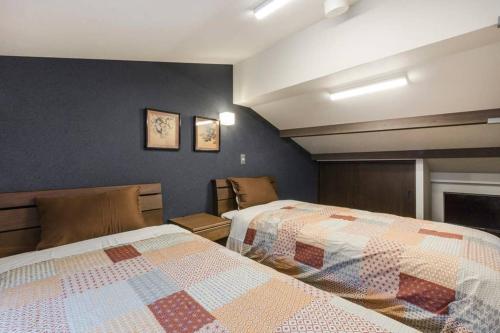 um quarto com duas camas num quarto em 東山清水 友庵 em Quioto
