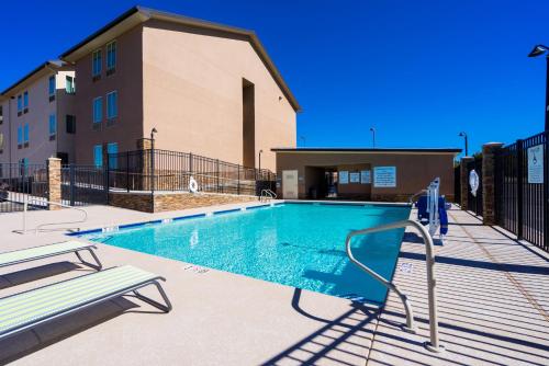 Kolam renang di atau di dekat Holiday Inn Express Silver City, an IHG Hotel