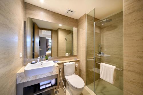 Bathroom sa Oakwood Apartments PIK Jakarta