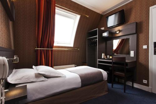 a bedroom with a bed and a desk and a television at Home Latin in Paris