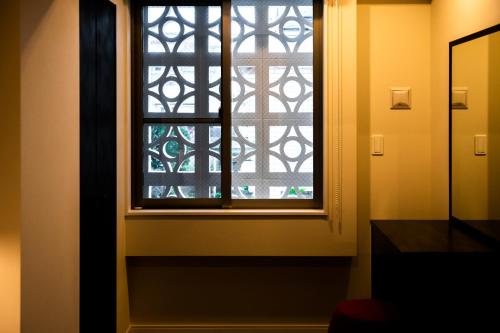 a window in the corner of a room at PORTO7-5 in Chatan