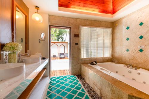 Кровать или кровати в номере Railay Bay Resort & Spa