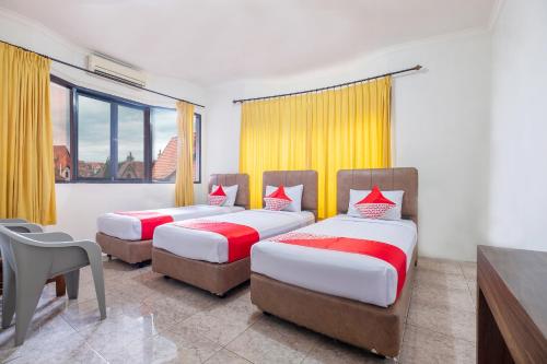 Tempat tidur dalam kamar di Super OYO 2704 Hotel Transit 2