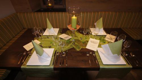 einen Tisch mit Weingläsern und eine Kerze drauf in der Unterkunft Gasthof Messerschmied in Rottau
