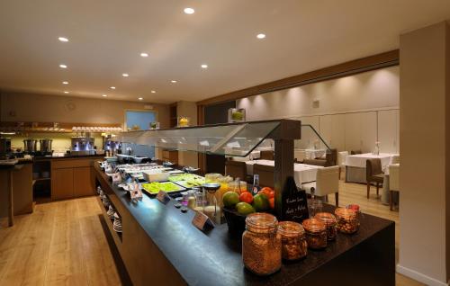 巴塞罗那古塔特圣道酒店的厨房配有水果柜台