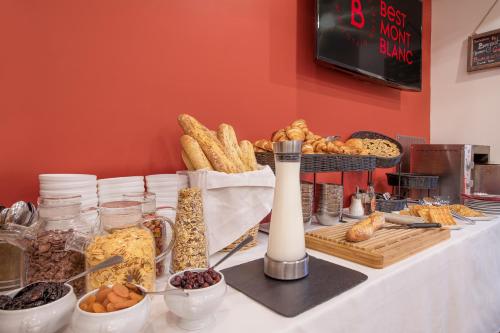- une table avec différents types de pain et de viennoiseries dans l'établissement La Croix Blanche, à Chamonix-Mont-Blanc