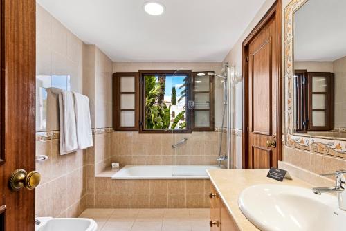 Koupelna v ubytování Macdonald Villacana Resort