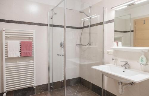 Bilik mandi di Residence Karnutsch