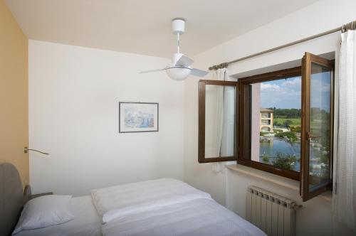 ScerneにあるHapimag Resort Scerne di Pinetoのベッドルーム(ベッド1台、窓付)