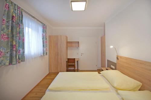 a bedroom with two beds and a window at Appartementhaus Riepler in Bad Gastein