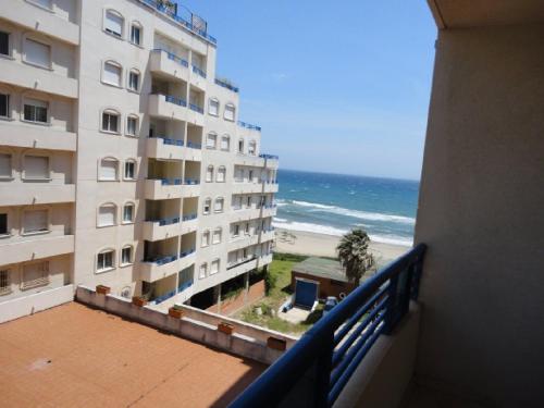 einen Balkon mit Blick auf ein Gebäude und den Strand in der Unterkunft Apartamento 333 in Marbella