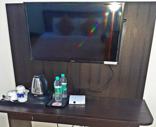 Una televisión o centro de entretenimiento en Bindiram Express by ShriGo Hotels