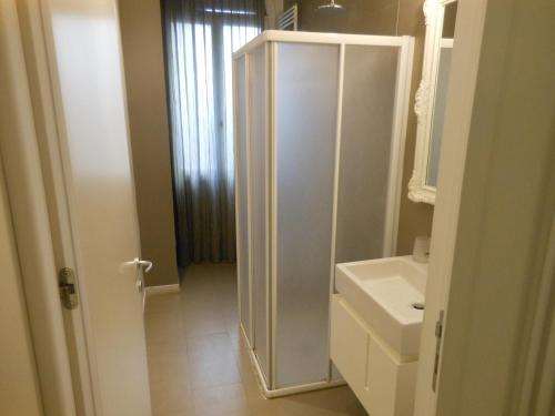 a white bathroom with a sink and a shower at Appartamenti A San Marco in Venice