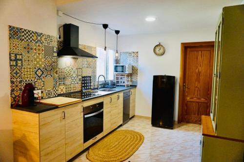 a kitchen with a stove and a refrigerator at Alojamiento Tramuntana in Sóller